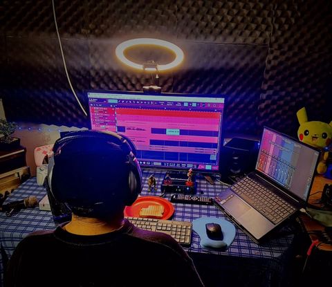 Producción musical frente al monitor